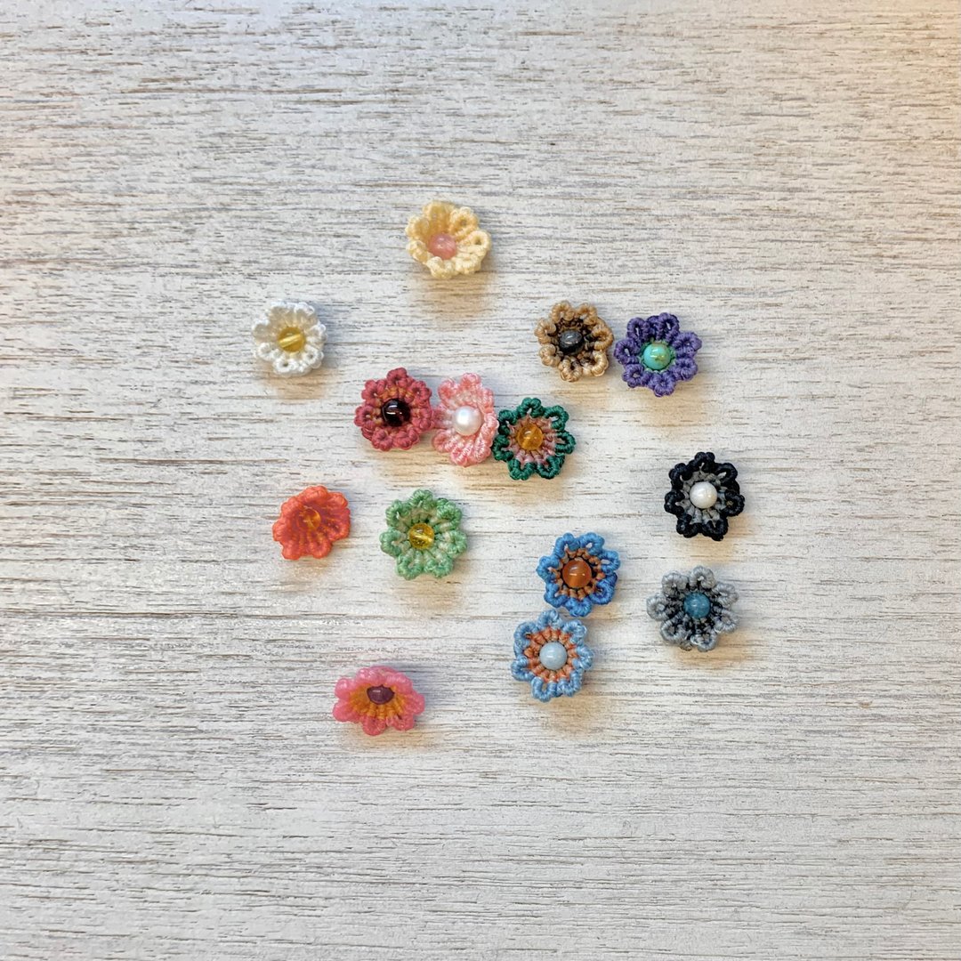 小花朵编织耳环 - 耳环/耳夹 - 其他材质 多色