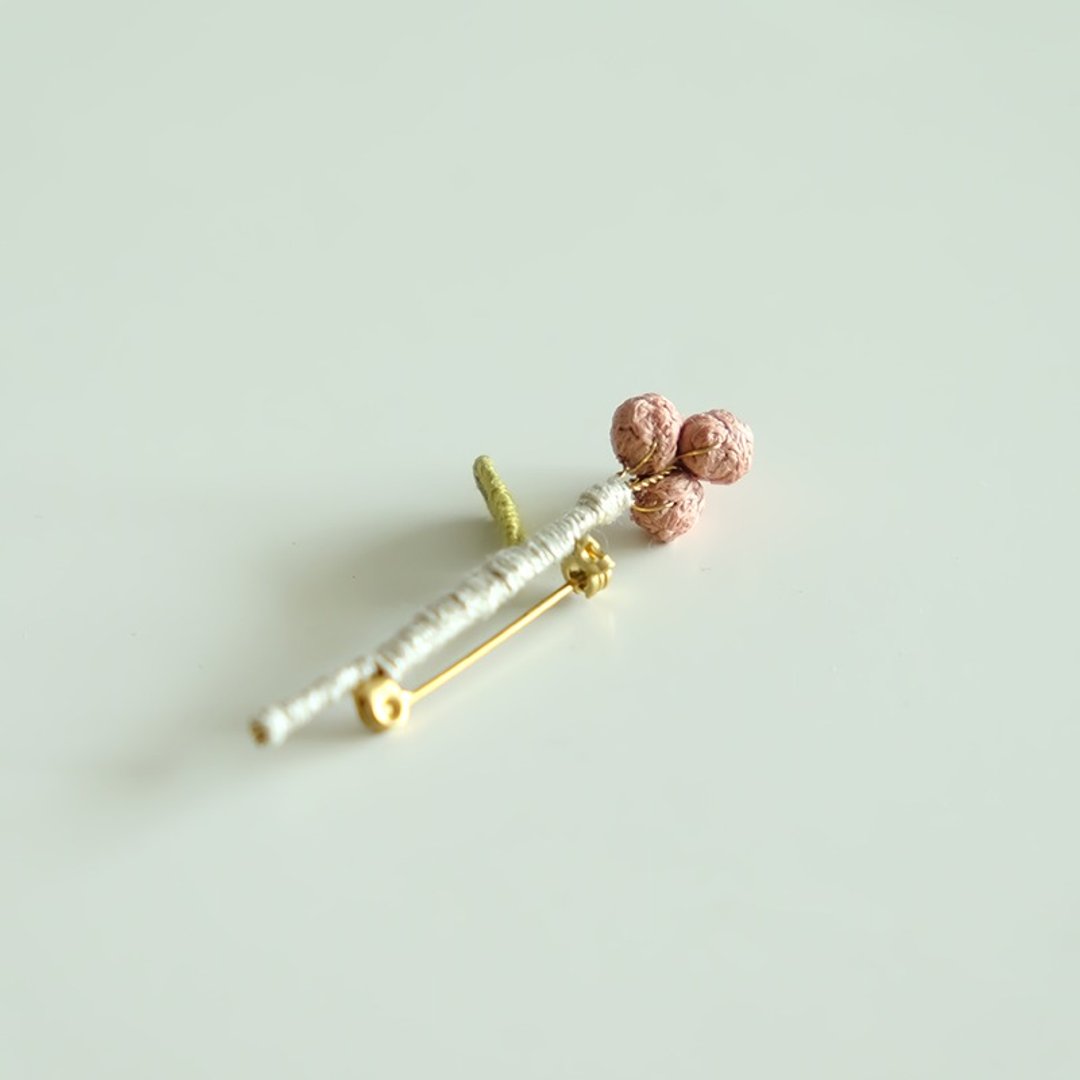 针织绣花球扣针 //Knitted embroidered flower ball pin - 胸针 - 绣线 多色