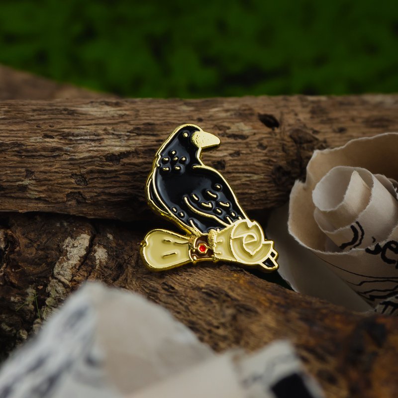 Messenger Crow Enamel Pin - 胸针 - 其他金属 黑色