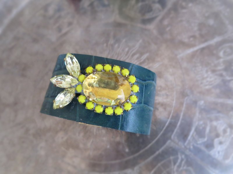 Leather cuff bijou bracelet vintage bijou bracelet <LC2-pineapple> - 手链/手环 - 真皮 绿色