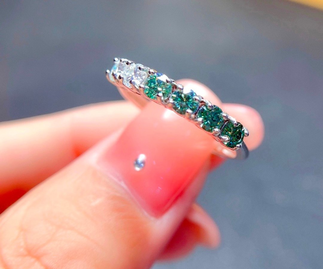 White and Green Moissanite Band, Moissanite Band Ring, Delicate Ring - 戒指 - 其他金属 银色