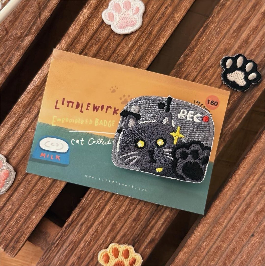 刺绣烫贴/别针 |  猫咪 - 夜班监控猫 | Littdlework - 徽章/别针 - 绣线 多色