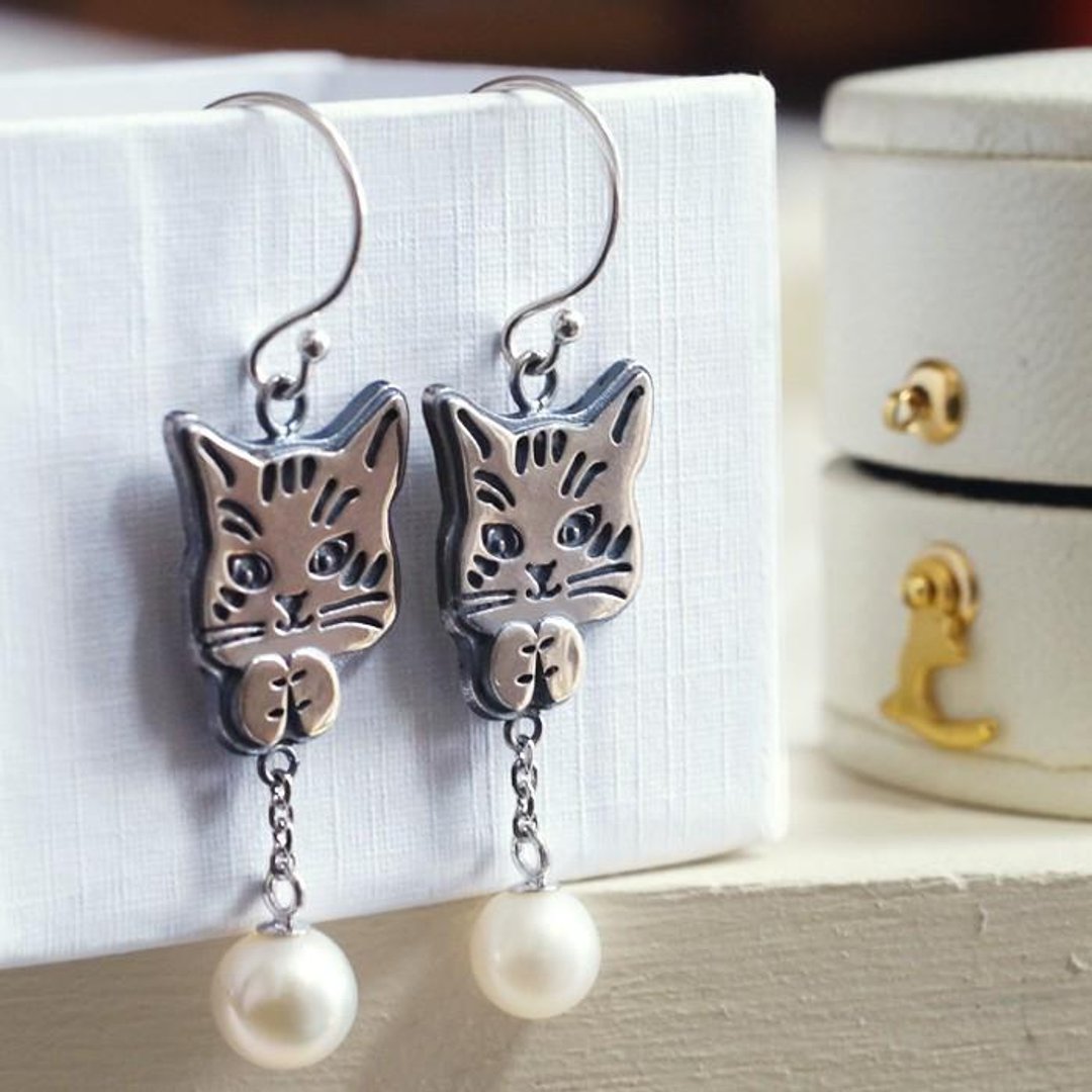 Cat earrings playing with pearls - 耳环/耳夹 - 纯银 银色