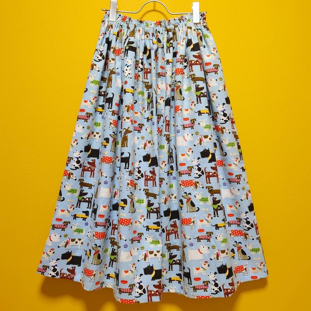 【換季特賣 Off-season sale】 Flannel CUTE Dog skirt BLUE USAcotton 日本製 輸入生地 FREE - 裙子 - 棉．麻 蓝色