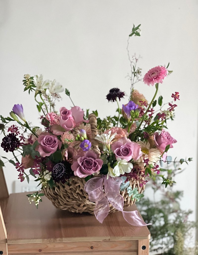 粉紫色鲜花提篮 开幕花 情人节 花篮 生日礼物 餐桌花 升迁祝福 - 植栽 - 植物．花 紫色