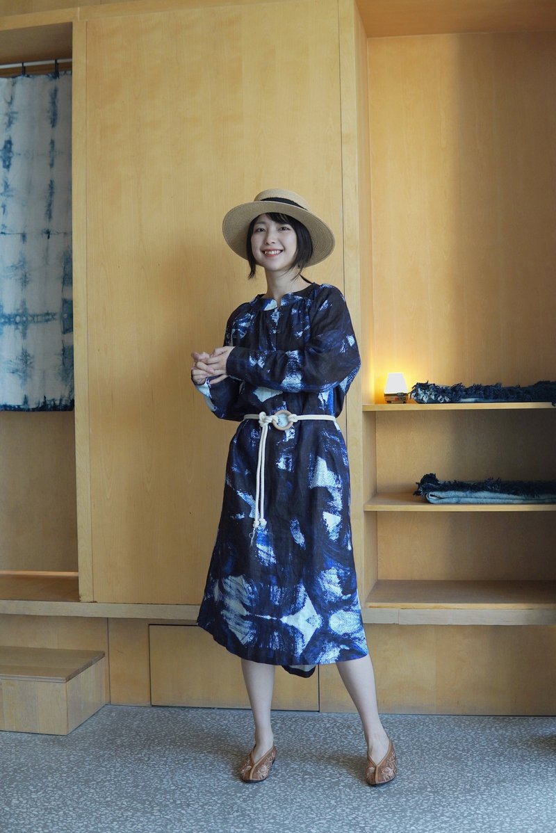 乱蓝 亚麻洋装 附木环棉绳腰带多种穿法 手绘抽象印花连衣裙 - 洋装/连衣裙 - 棉．麻 蓝色
