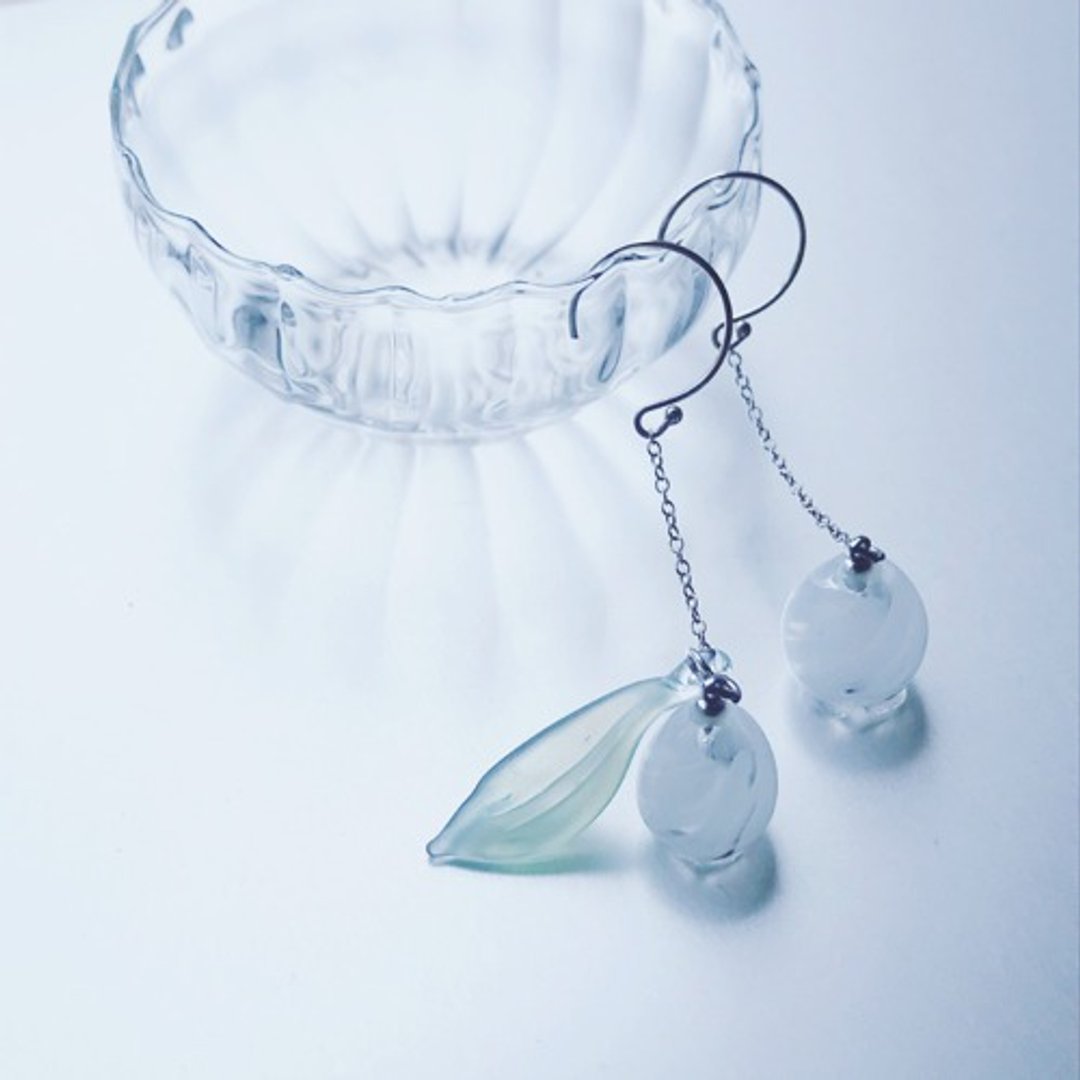 Suzuran long chain Earring white / SV - 耳环/耳夹 - 玻璃 