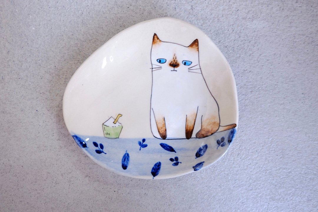 Vilan handmade plate / siamese cat with coconut - 盘子/餐盘/盘架 - 陶 白色