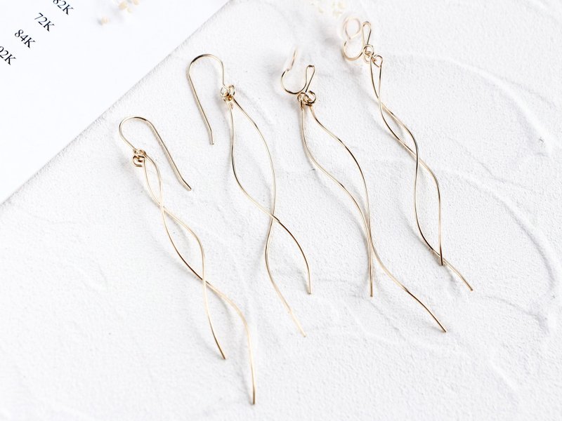 14kgf-nuance curve swing pierced earrings - 耳环/耳夹 - 其他金属 金色