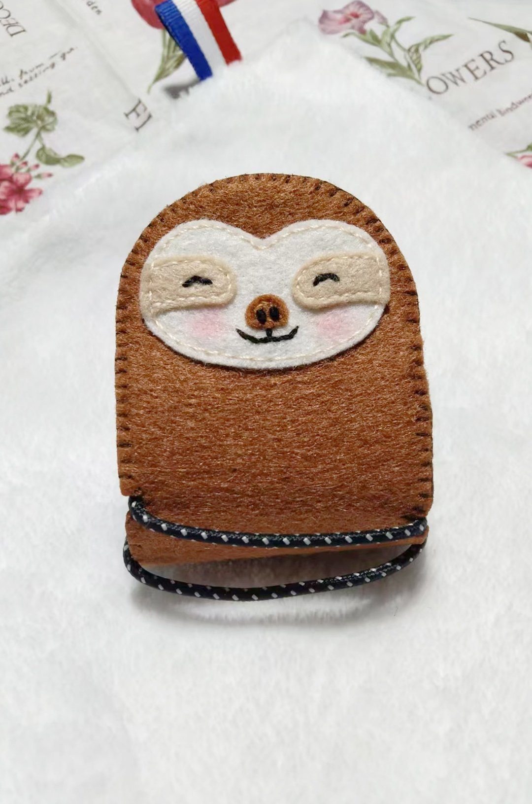 Earphone holder 耳机集线器-树櫴企鹅 - 卷线器/电线收纳 - 其他人造纤维 咖啡色