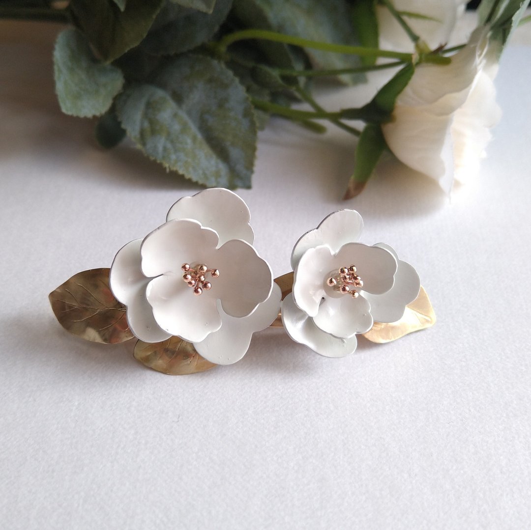 白色山茶花黄铜发夹 手作和服配件 - 发饰 - 其他金属 白色
