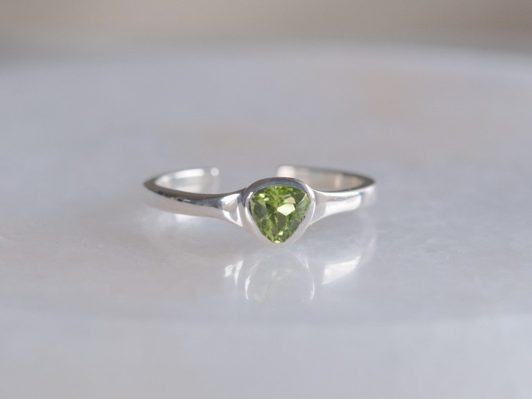 Peridot triangle ring 橄榄石 三角戒指 天然石 绿色 银 三角 - 戒指 - 宝石 绿色