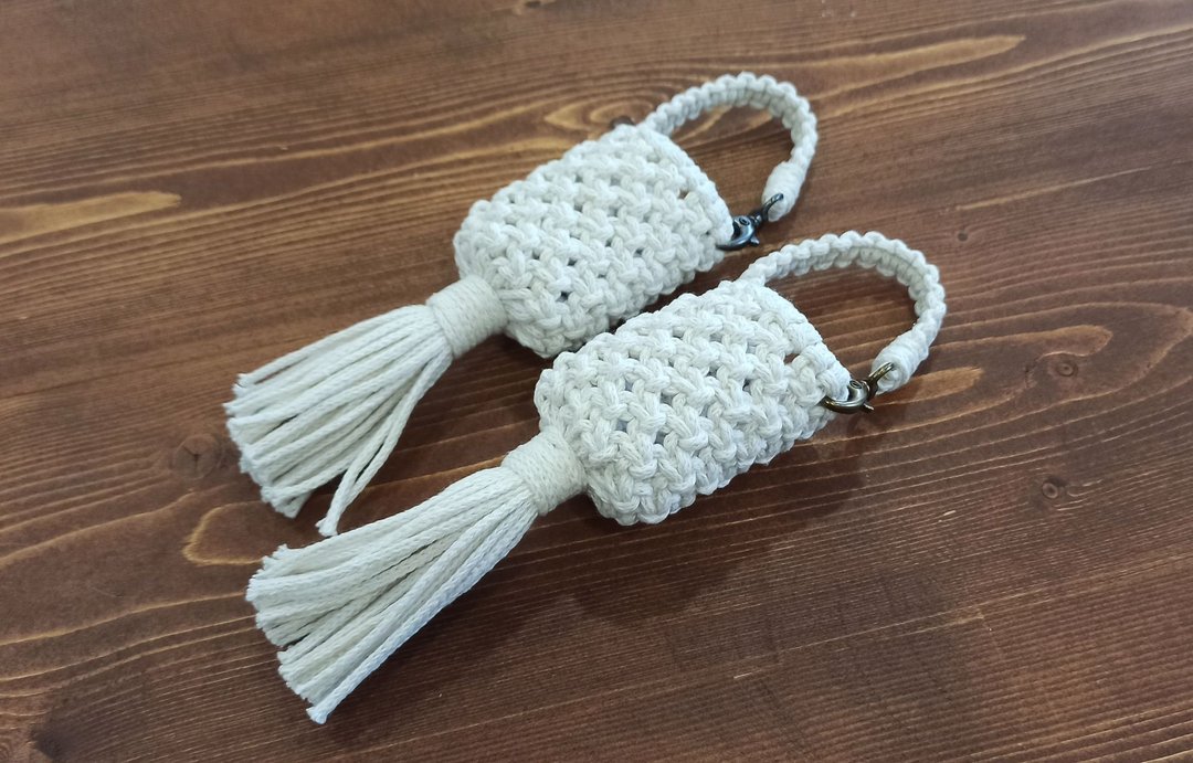Hand sanitizer holder for bags - Macrame pocketbac holder for hand sanitizer - 钥匙链/钥匙包 - 棉．麻 