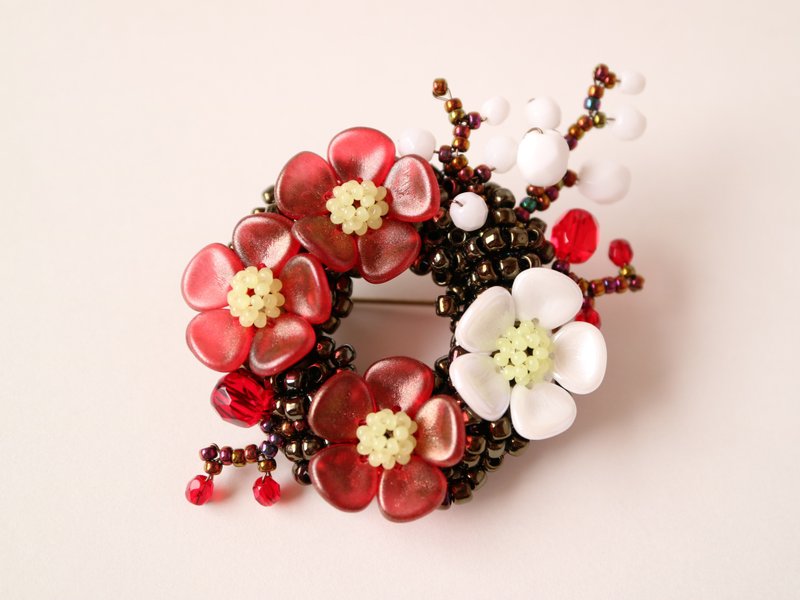 Plum brooch Japanese style New Year's ring wreath Red plum white plum Red white plum Elegant obi clasp Lucky red white red white flower Reiwa Manyoshu Hiume Daishofu Tenmangu Kitano Tenmangu Yushima Tenmangu - 胸针 - 玻璃 红色