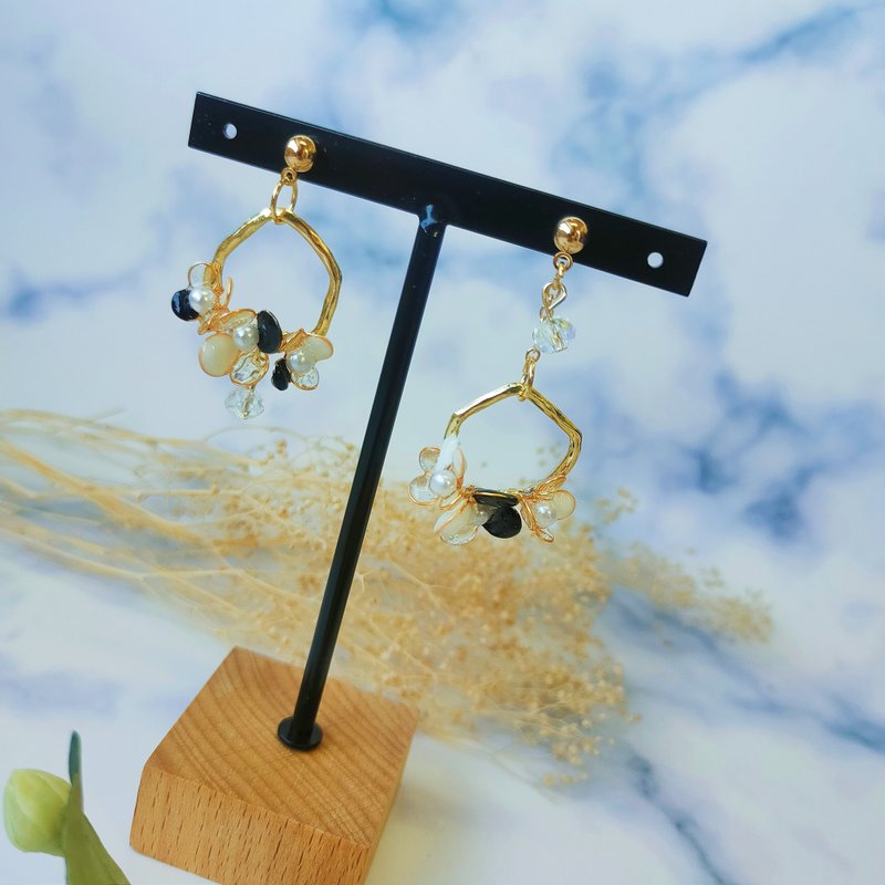 黑白恋曲圆型花朵水晶树脂耳环 14KGF金包银耳针 可改夹式 - 耳环/耳夹 - 树脂 黑色