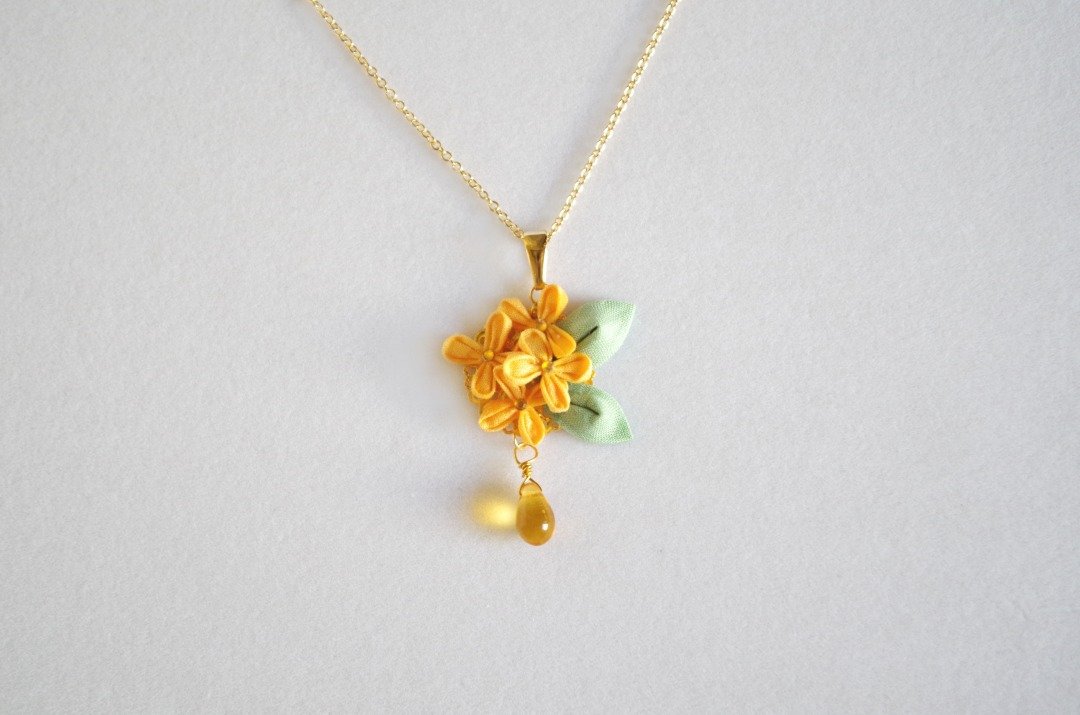 Tsumami-zaiku, hand-dyed, fragrant rhinoceros and Czech beads pendant - 项链 - 棉 橘色