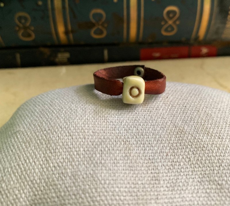 戒指 日本白瓷 自然釉色 无限看不腻色调 真皮革 字母系列 - 戒指 - 瓷 