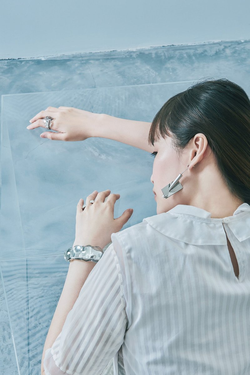 INTERSECT  柱形垂吊耳环一只  - 银色 - 耳环/耳夹 - 其他金属 银色