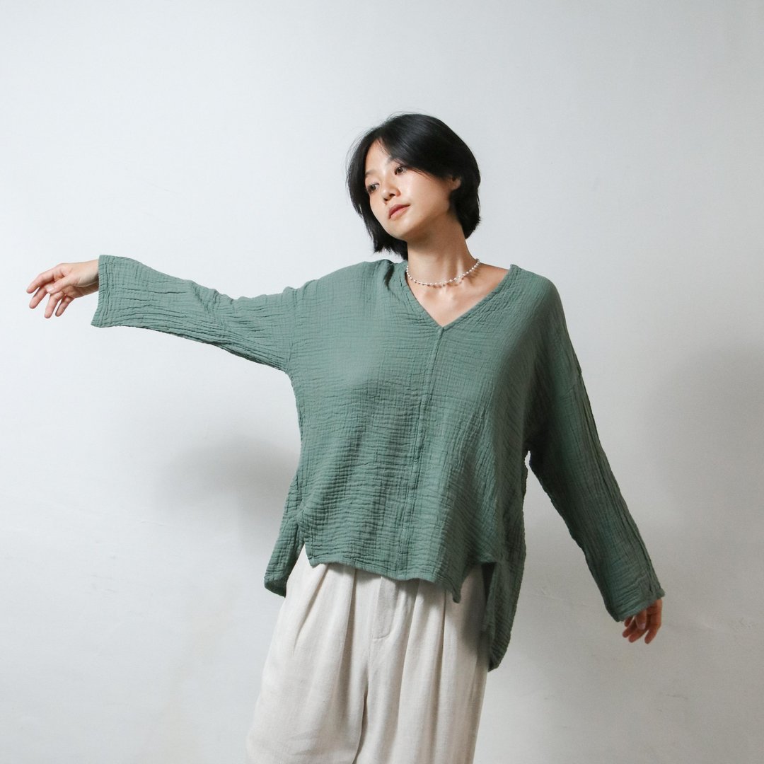 OMAKE V领小开衩长袖上衣 灰绿 - 女装上衣 - 棉．麻 绿色
