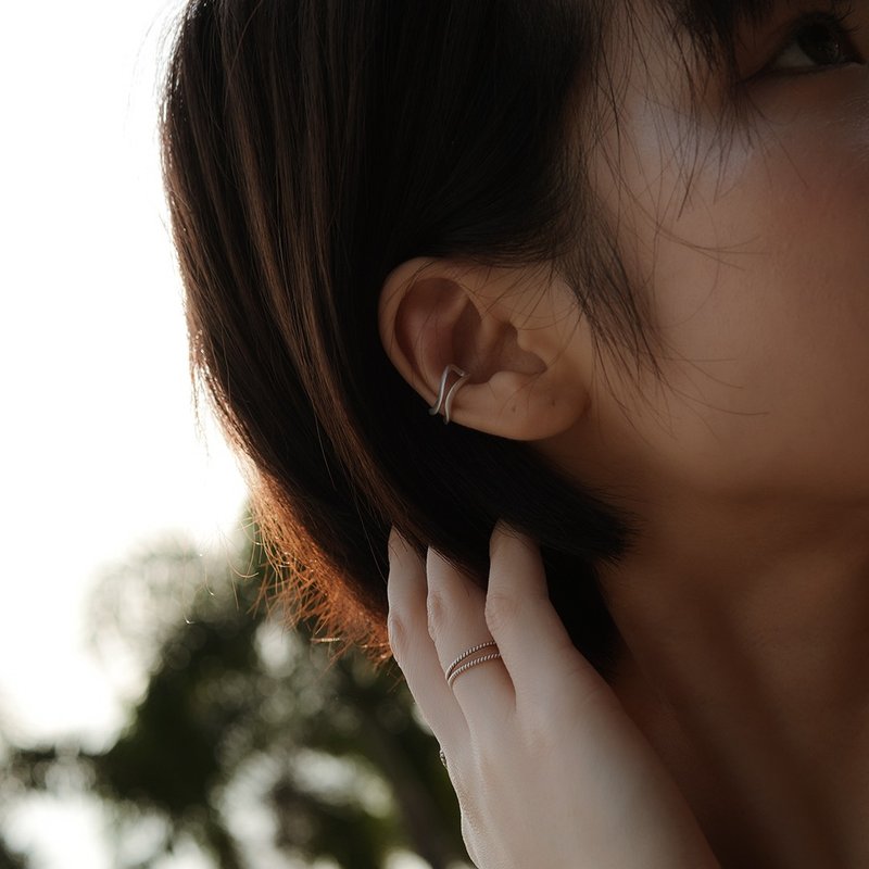 【礼物】磨砂线条 纯银无痛耳骨夹 耳骨扣  男イヤーカフ - 耳环/耳夹 - 纯银 银色