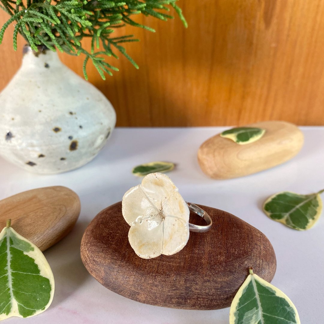 花朵戒指 (款号 22) / ceramic ring / handmade - 戒指 - 陶 白色
