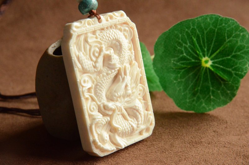 【凌云】天然西伯利亚冻土层猛犸象牙冰料手工精雕祥云吐珠龙牌 - 项链 - 半宝石 白色