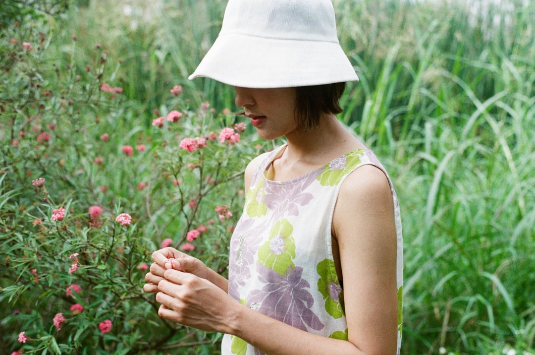 Mulmul 紫色碎花细肩带上衣 - 女装上衣 - 棉．麻 紫色