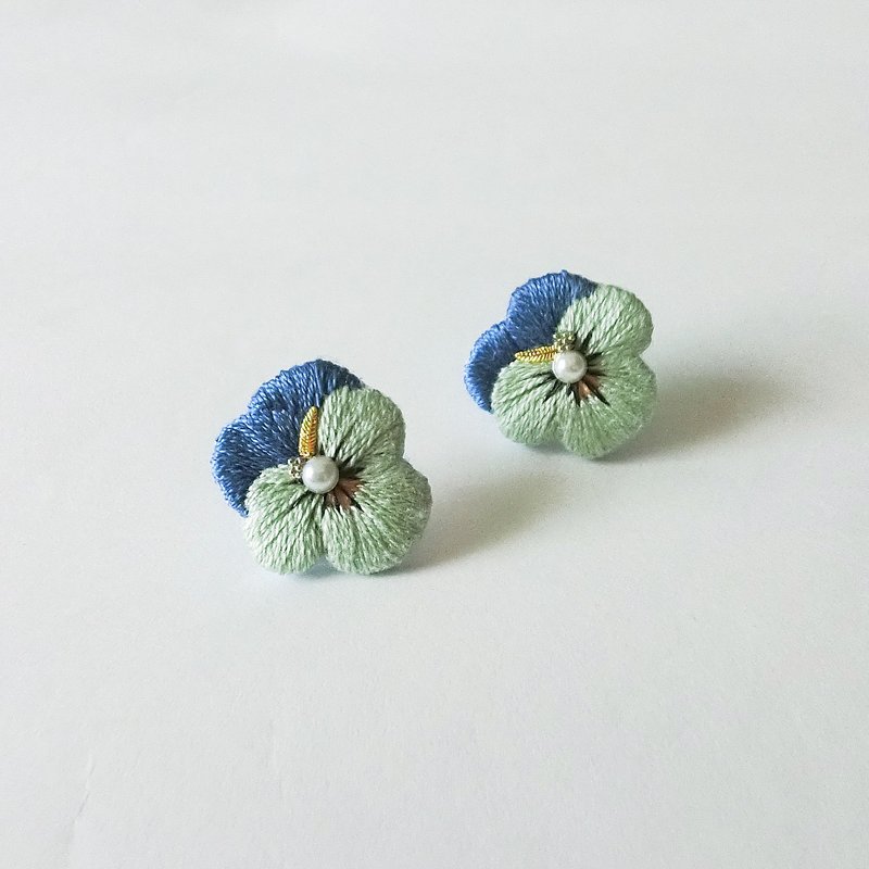 | 茷 | 刺绣三色堇耳环 - 耳环/耳夹 - 绣线 绿色