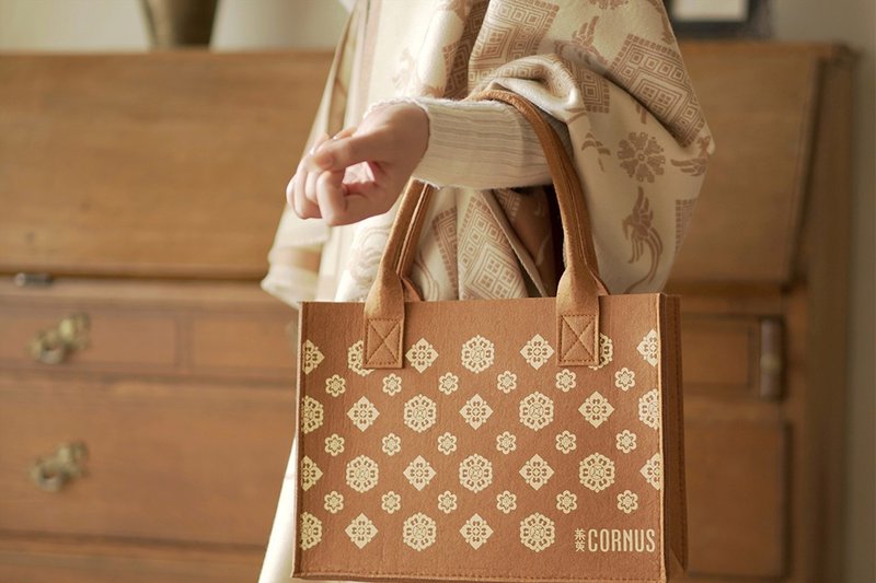 新中式复古 宝相花毛毡礼品手袋 - 手提包/手提袋 - 聚酯纤维 咖啡色