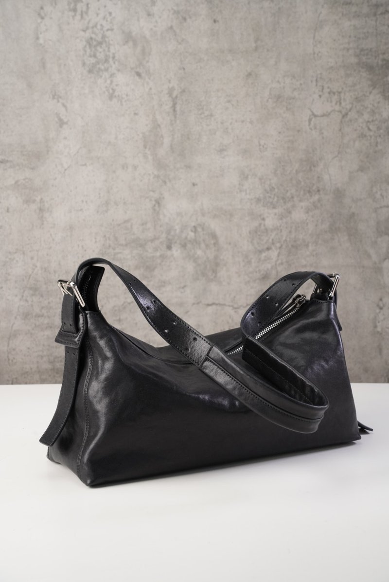 法国小众设计 法棍包 黑色植鞣牛皮 BELTED BAGUETTE包 - 侧背包/斜挎包 - 真皮 