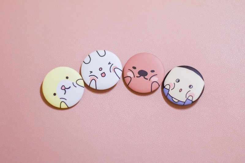 脸颊肉肉 32mm胸章/安全别针徽章/交换礼物 - 胸针 - 塑料 多色