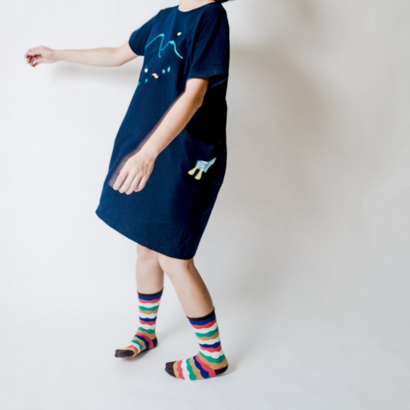 夜晚的山路 / 很宽的口袋洋装 / 夜晚的丈青色 - 洋装/连衣裙 - 棉．麻 蓝色