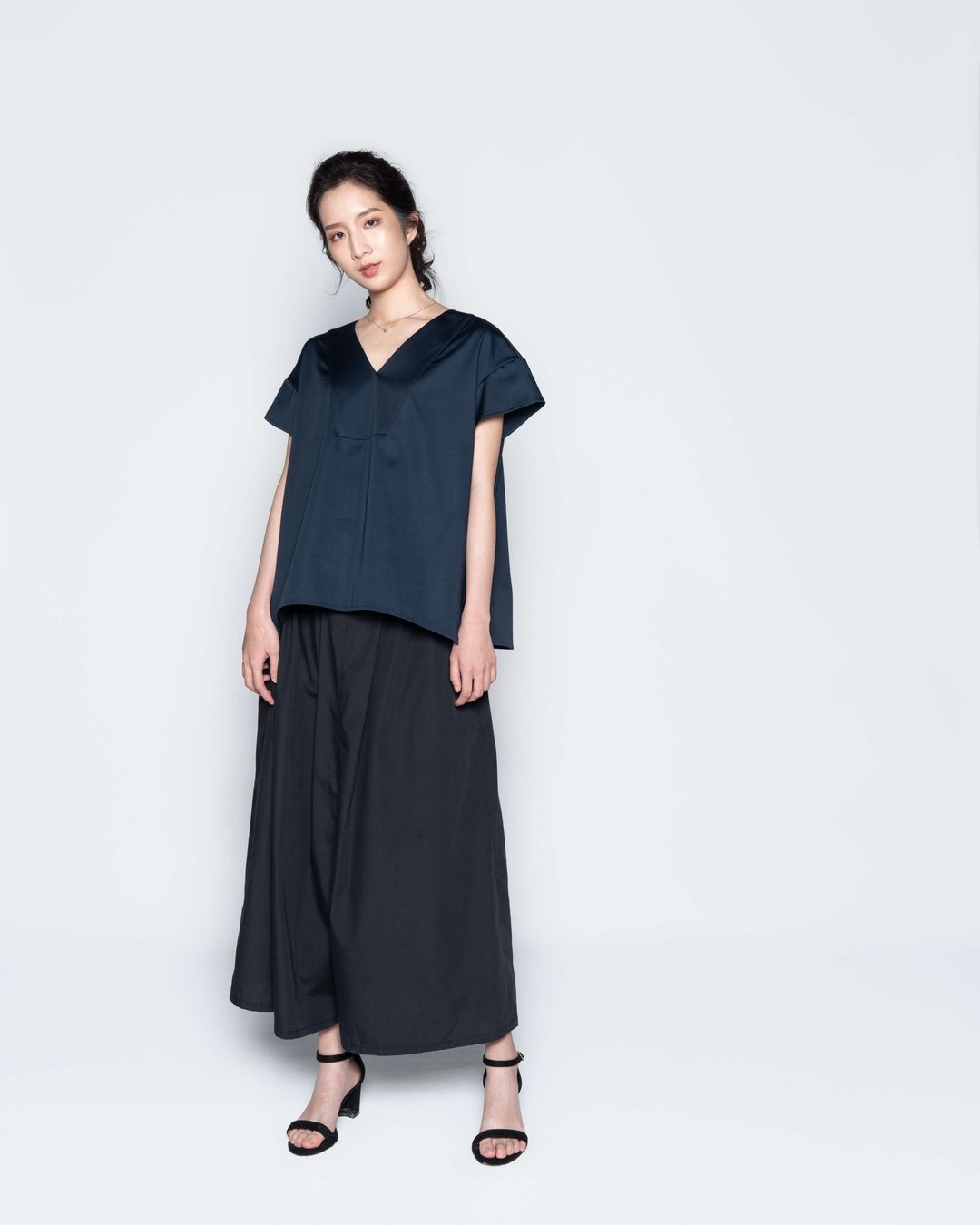 V领伞型交叉宽袖上衣-微光泽深藏蓝 - 女装上衣 - 棉．麻 蓝色
