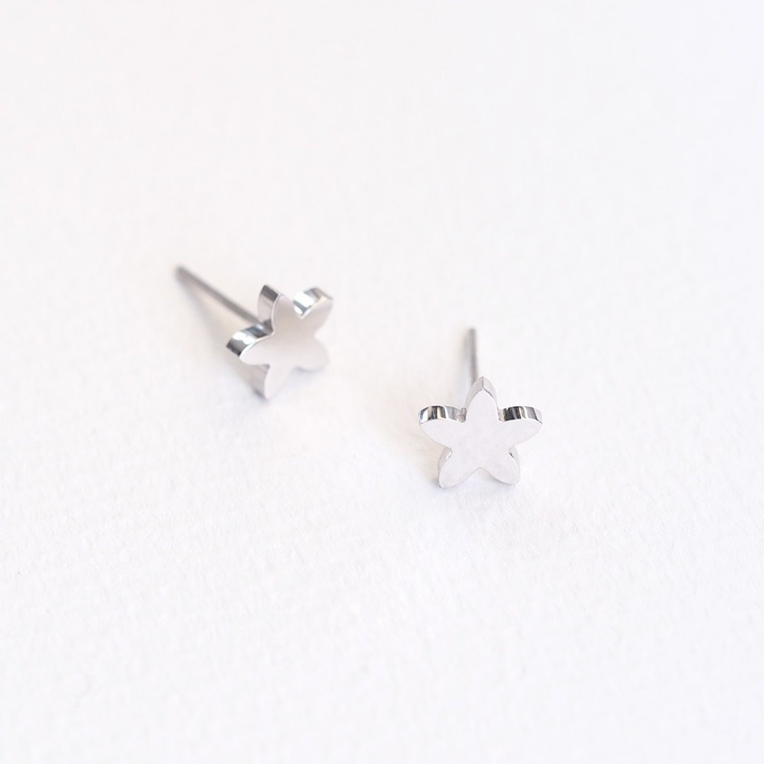 Small flower earrings Silver 925 - 耳环/耳夹 - 其他金属 银色
