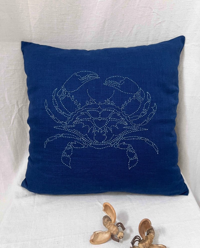 手工刺绣螃蟹抱枕套：蓝色亚麻风情海滨靠垫 - 枕头/抱枕 - 棉．麻 蓝色