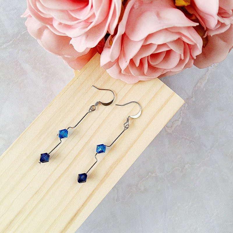 ::甜蜜邂逅系列:: 手制不规则线条施华洛世奇水晶耳环耳钉 / ::Sweet Encounter Collection:: Rhodium Plated Handmade Structure Wire Bend Blue Swarovski Crystal Dangle Drop Earrings - 耳环/耳夹 - 其他金属 蓝色