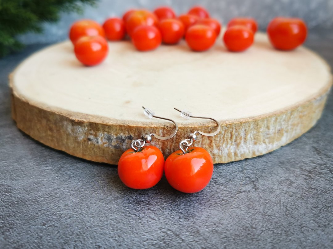 Tomato earrings are weird vegan veggie funny funky quirky jewelry - 耳环/耳夹 - 粘土 红色