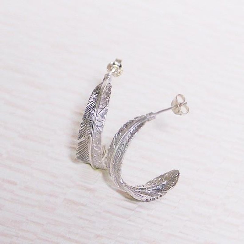 唐草とフェザーのフープピアス - 耳环/耳夹 - 其他金属 银色