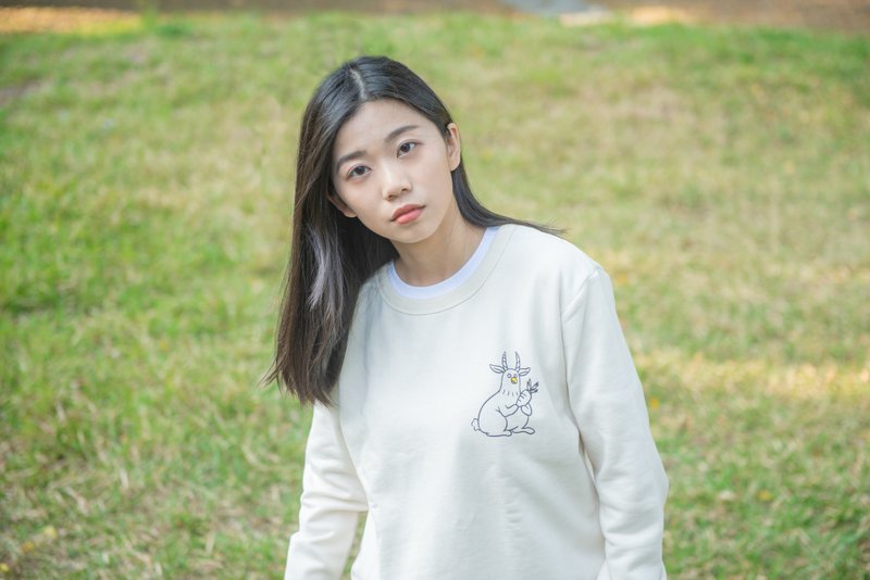 手持红萝卜的动物 OVERSIZE 中性纯棉圆领大学 T - 女装上衣 - 棉．麻 白色