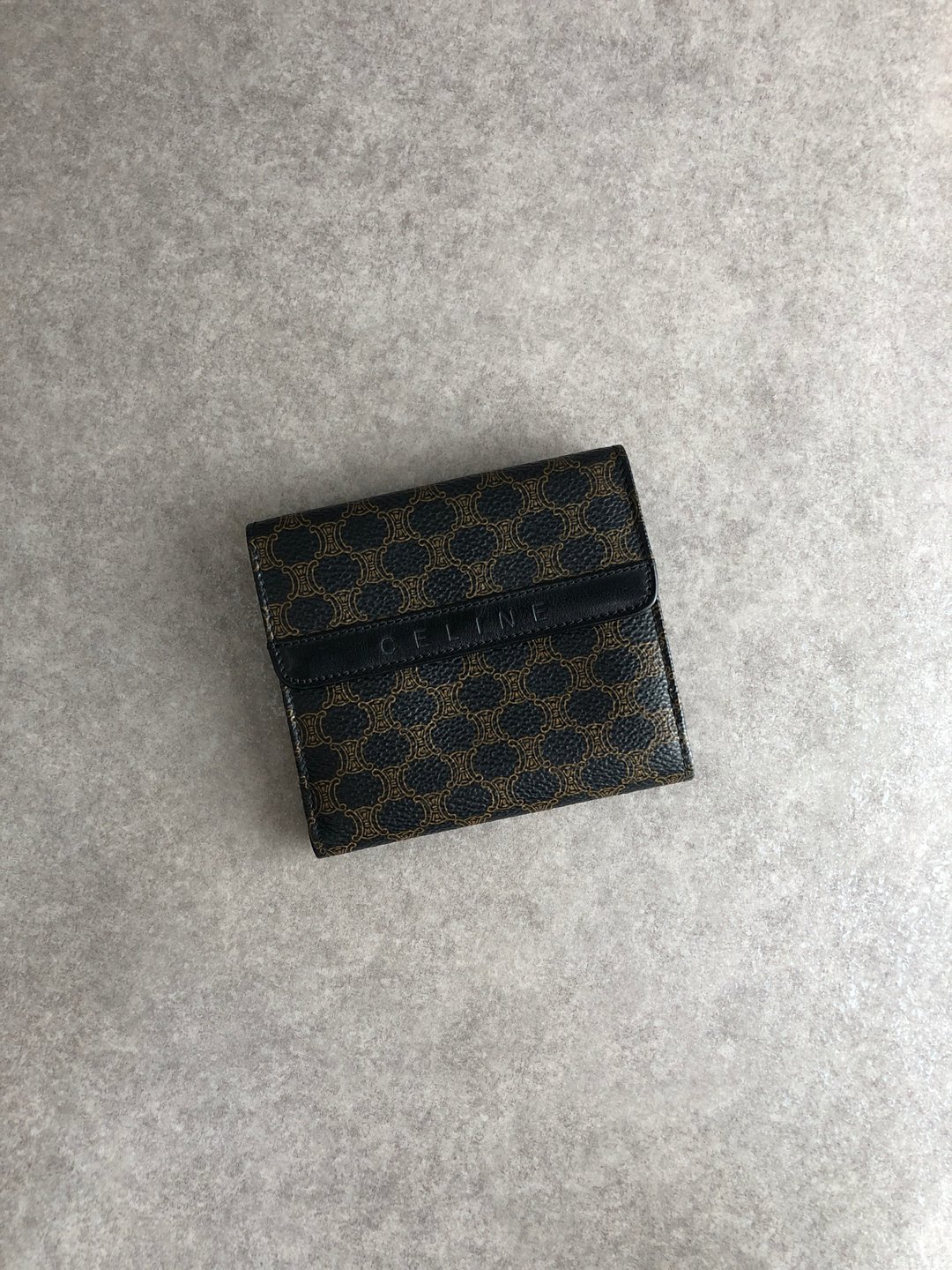 【日本直送 名牌中古包】CELINE 经典马车 logo 经典款短夹 黑色 压纹 PVC 皮革 复古 vintage - 皮夹/钱包 - 防水材质 黑色