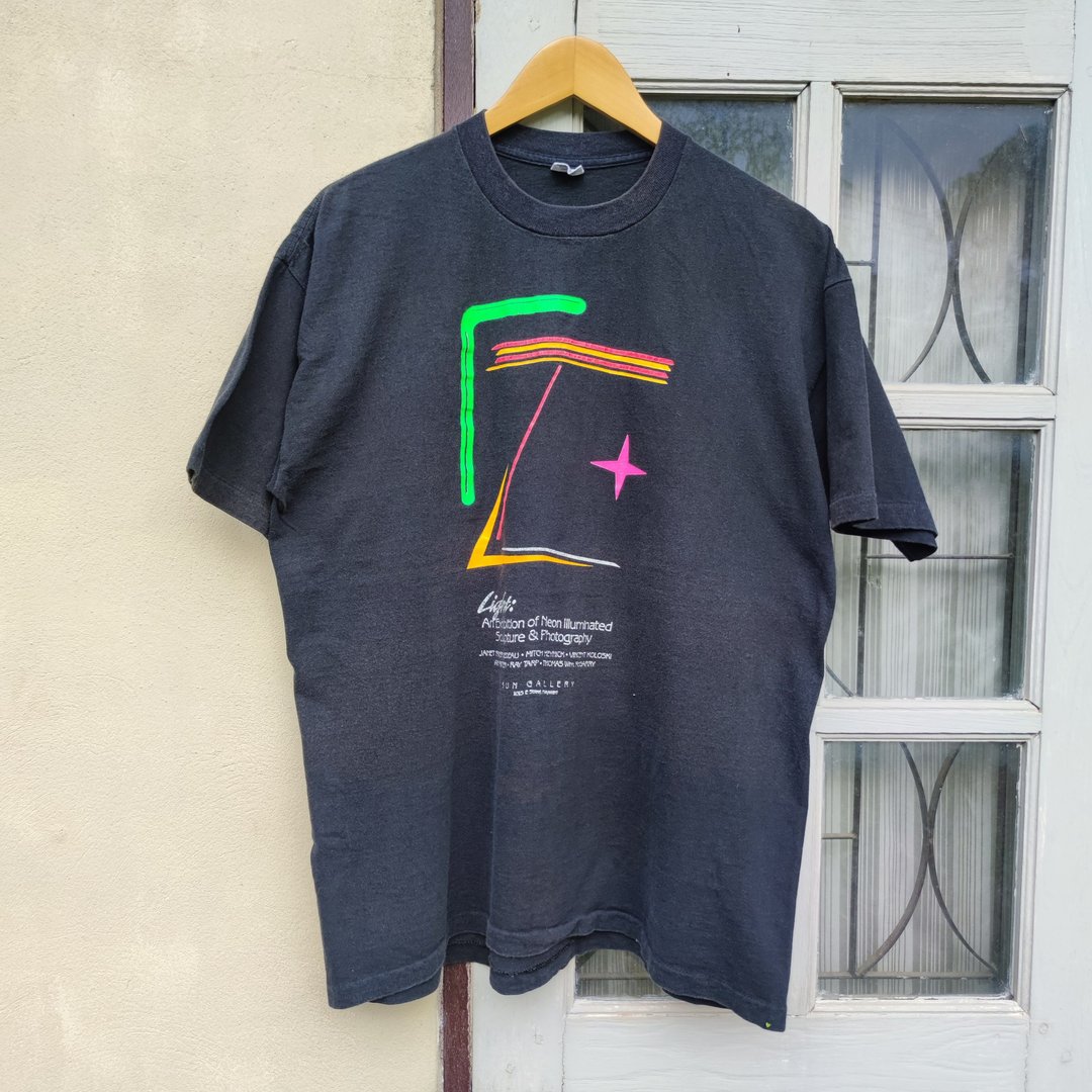 90年代复古T恤 Light An Exhibition of Neon Sculpture & Photography T Shirt - 男装上衣/T 恤 - 棉．麻 黑色