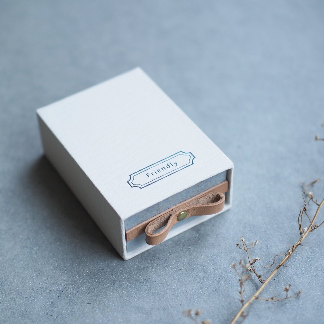 Friendly Kinari) A small slide gift box with genuine leather that conveys your feelings - 包装材料 - 纸 白色