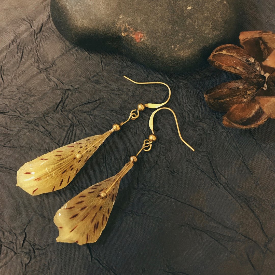 新品(软树脂)真花饰品。. *黄色小百合花瓣耳环。. * 可转夹式 - 耳环/耳夹 - 植物．花 黄色