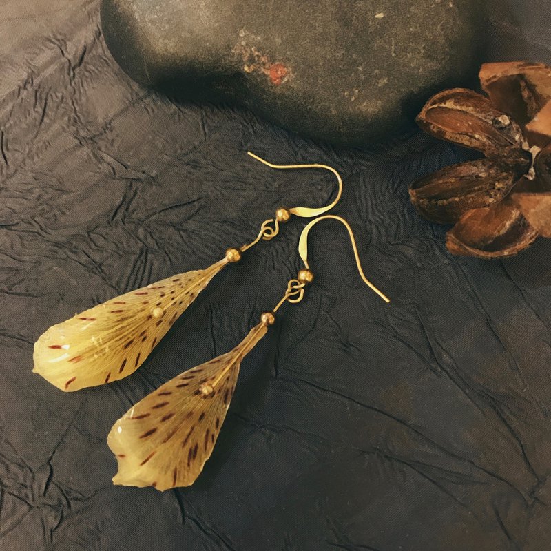 新品(软树脂)真花饰品。. *黄色小百合花瓣耳环。. * 可转夹式 - 耳环/耳夹 - 植物．花 黄色