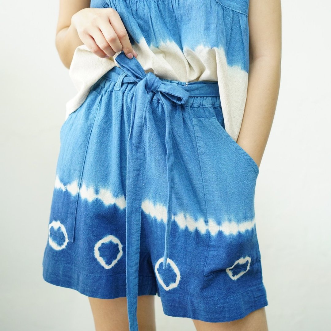 Tie Waist Shorts 蝴蝶结绑带短裤 靛蓝扎染 全松紧腰围 白色线条点缀 - 女装短裤 - 棉．麻 蓝色
