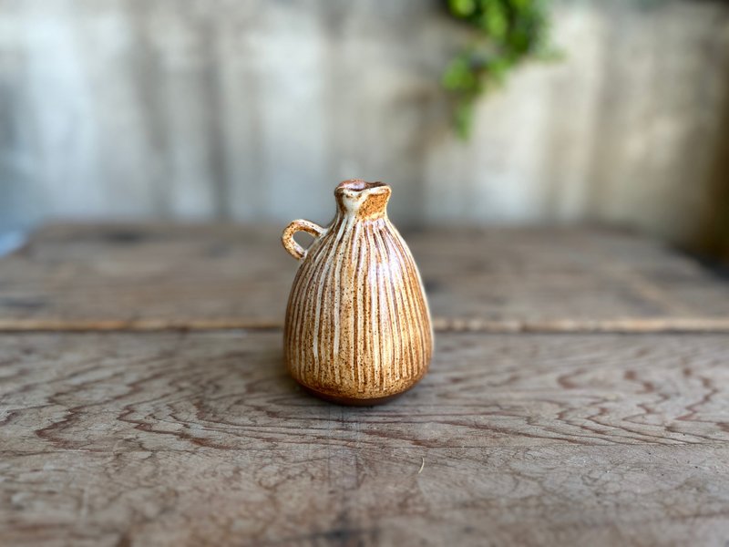 手捏有耳造型小花器-焦糖牛奶 - 花瓶/陶器 - 陶 