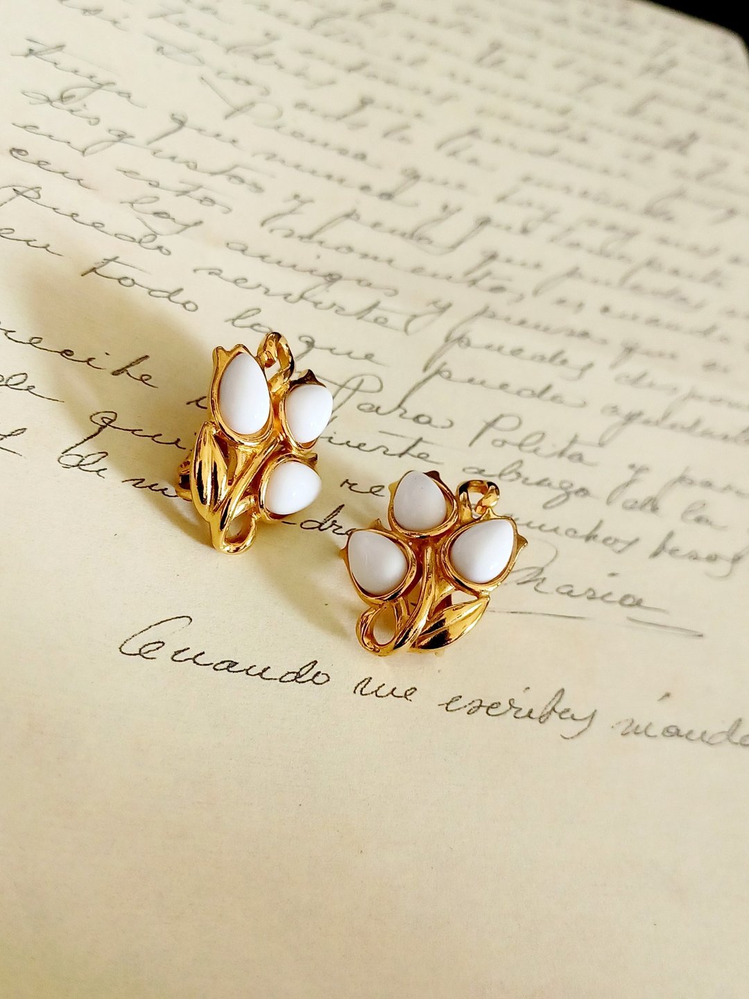 vintage jewelry 古董 Trifari 牛奶玻璃花穗夹式耳环 - 耳环/耳夹 - 其他金属 