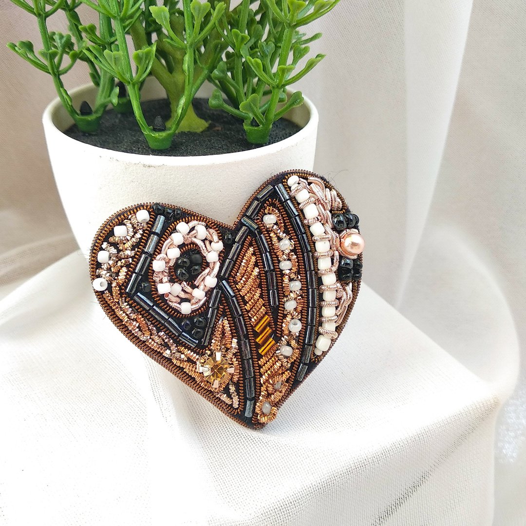 The heart-shaped brooch with the inscription love. The symbol of love. - 胸针 - 玻璃 