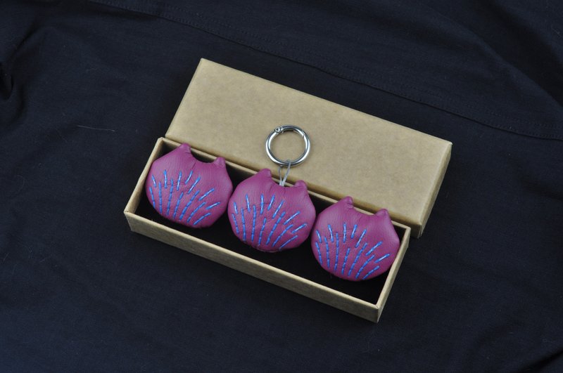 手工刺绣花火猫咪饰品3入 冰箱贴 钥匙扣吊饰 胸针 玫红色 - 吊饰 - 人造皮革 紫色