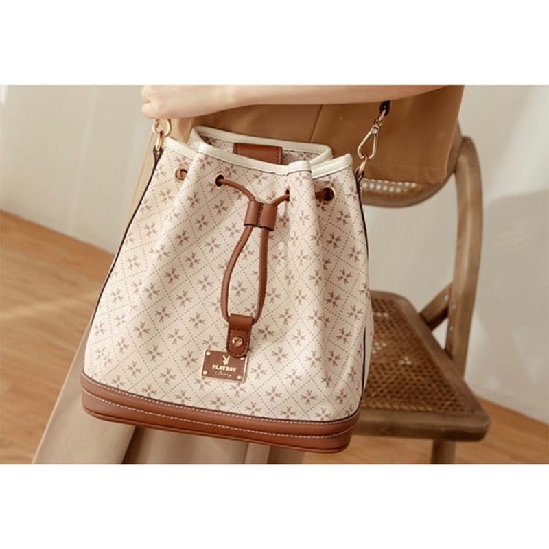 PLAYBOY - 水桶包 Oat milk 燕麦奶兔兔系列 - 附小兔水桶包 - 束口袋双肩包 - 其他材质 卡其色